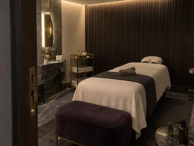 Mermer lavabolu odada masaj masası ve puf — Selimpaşa, Masaj Salonun