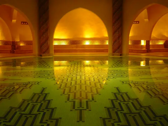 Altın ışıkla aydınlanan kemerli hamam ve mozaik havuz — Selimpaşa, Masaj Salonun
